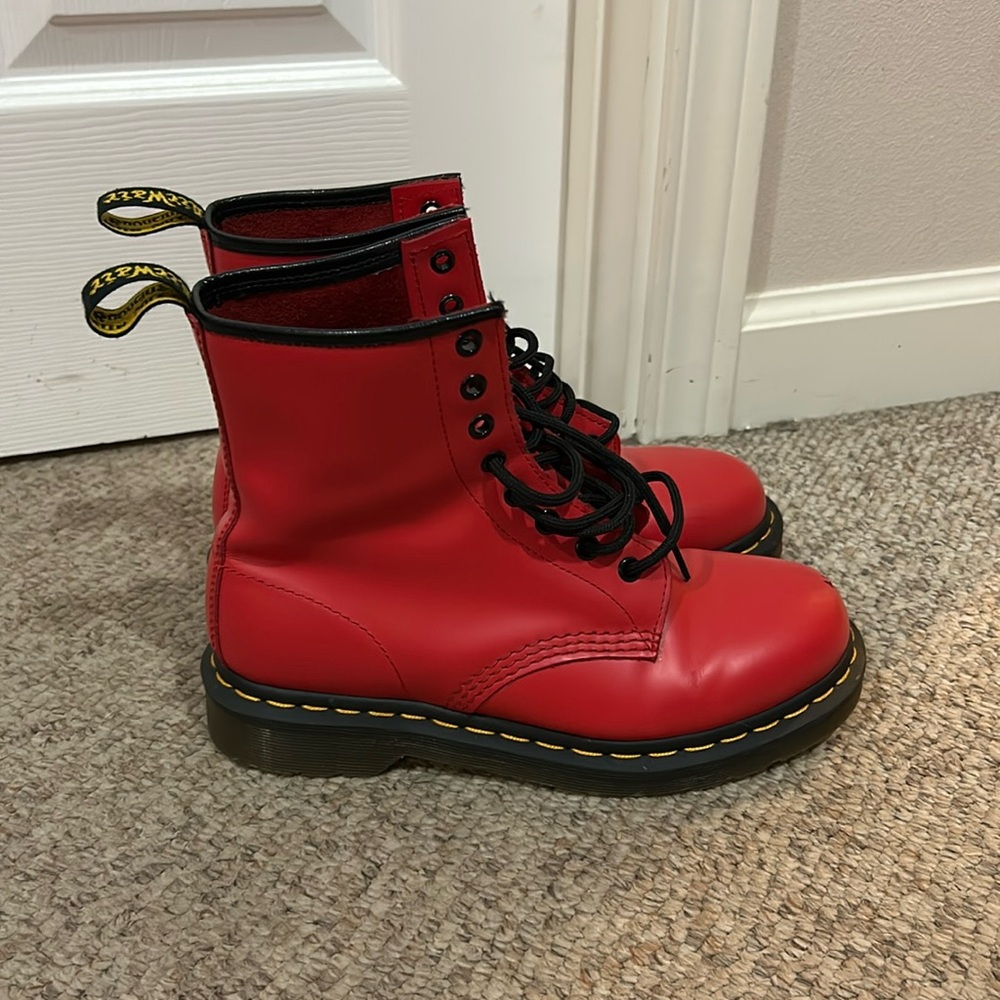 Dr Martens cherry red lace up Air wave boots sz 7